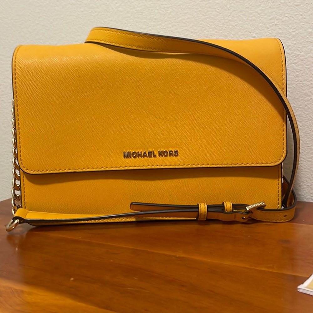☀️ MICHAEL KORS DANIELA LARGE GUSSET CROSSBODY SUN YELLOW ☀️